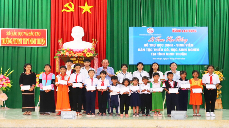 Ông Trương Hòa Bình, nguyên Ủy viên Bộ Chính trị, nguyên Phó Chủ tịch Thường trực Chính phủ, Chủ tịch danh dự chương trình “Tự hào cờ Tổ quốc” trao học bổng cho các em học sinh dân tộc thiểu số.