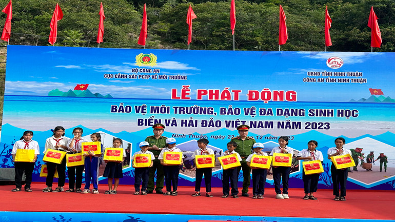 Cục Cảnh sát phòng, chống tội phạm về môi trường (Bộ Công an) tặng quà cho học sinh nghèo vượt khó tại địa phương.
