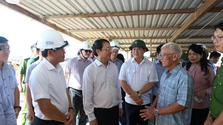 Đoàn công tác Ban Tuyên giáo và Dân vận Trung ương cùng lãnh đạo địa phương đi khảo sát thực tế, thăm hỏi nhân dân trong vùng xây dựng nhà máy điện hạt nhân 1, xã Phước Dinh, huyện Thuận Nam, tỉnh Ninh Thuận.