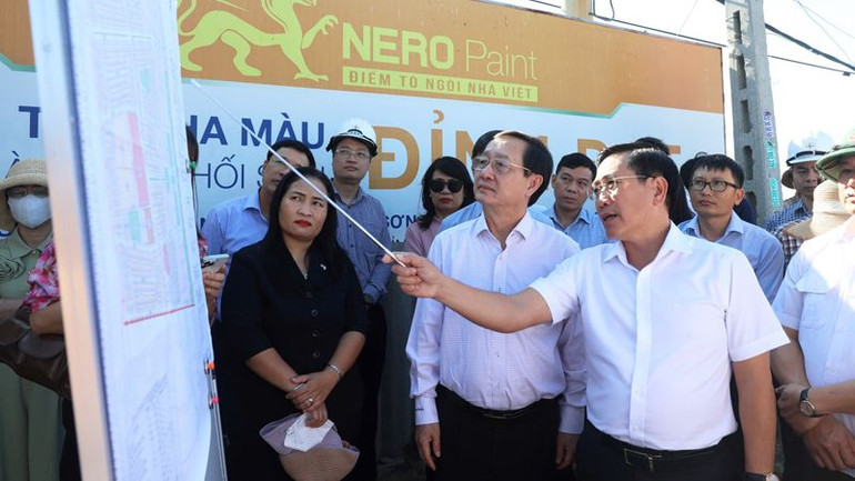 Lãnh đạo tỉnh Ninh Thuận giới thiệu với đoàn công tác Ban Tuyên giáo và Dân vận Trung ương sơ đồ vị trí triển khai xây dựng nhà máy điện hạt nhân Ninh Thuận 1 tại xã Phước Dinh, huyện Thuận Nam.