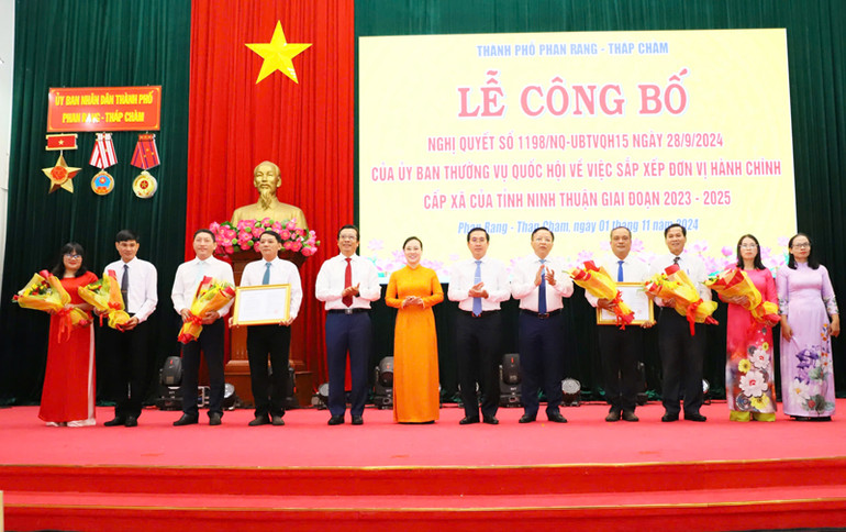 Lãnh đạo tỉnh Ninh Thuận tặng hoa chúc mừng cấp ủy, chính quyền và nhân dân các phường Kinh Dinh và Phủ Hà tại buổi lễ. (Ảnh: NGUYỄN TRUNG)