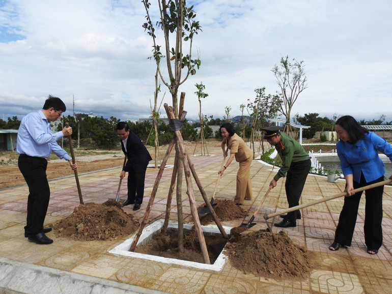 Phó Chủ tịch Quốc hội Nguyễn Thị Thanh cùng đoàn công tác, lãnh đạo tỉnh Ninh Thuận và lãnh đạo Công an tỉnh Ninh Thuận trồng cây lưu niệm tại trụ sở Công an tỉnh. (Ảnh: NGUYỄN TRUNG)