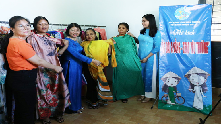 Tặng "Áo dài 0 đồng-trao yêu thương" của chương trình cho hội viên phụ nữ huyện Bác Ái, tỉnh Ninh Thuận.
