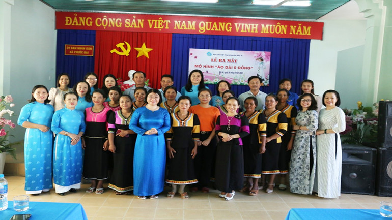 Đoàn công tác Ban Công tác phía nam Hội Liên hiệp Phụ nữ Việt Nam chụp ảnh lưu niệm với cán bộ Hội Liên hiệp Phụ nữ huyện Bác Ái và Hội tỉnh Ninh Thuận.