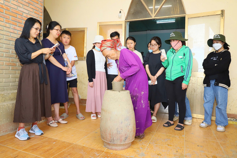 Du khách xem nghệ nhân làng nghề truyền thống gốm Chăm Bàu Trúc, huyện Ninh Phước (Ninh Thuận) biểu diễn kỹ thuật nặn sản phẩm gốm. (Ảnh: NGUYỄN TRUNG) Du khách xem nghệ nhân làng nghề truyền thống gốm Chăm Bàu Trúc, huyện Ninh Phước (Ninh Thuận) biểu diễn kỹ thuật nặn sản phẩm gốm. (Ảnh: NGUYỄN TRUNG)