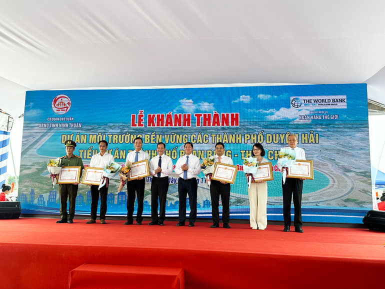 Chủ tịch Ủy ban nhân dân tỉnh Ninh Thuận Trần Quốc Nam trao Bằng khen của Ủy ban nhân dân tỉnh cho các tập thể và cá nhân có nhiều đóng góp vào sự thành công của dự án. (Ảnh: NGUYỄN TRUNG)