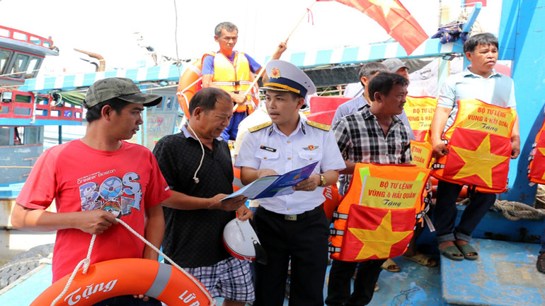 Cấp phát bộ tài liệu về nội dung “Một số điều cần biết dành cho ngư dân” và hướng dẫn ngư dân cập nhật các văn bản pháp luật liên quan đến hoạt động trên biển đúng quy định pháp luật gắn với bảo vệ môi trường.