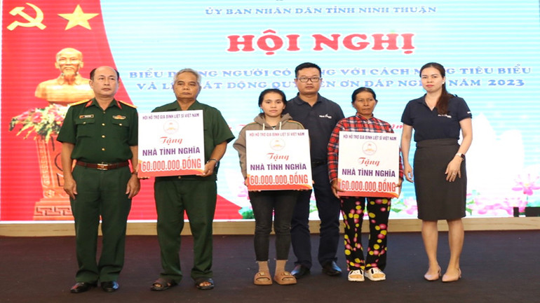 Các tổ chức trao tặng biển hỗ trợ Nhà tình nghĩa cho các hộ gia đình người có công với cách mạng tiêu biểu.