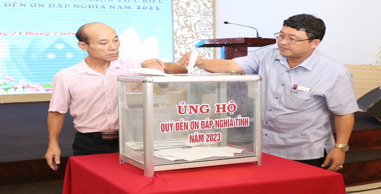 Đại diện các tổ chức, cá nhân, doanh nghiệp ủng hộ vào "Quỹ "Đền ơn đáp nghĩa" năm 2023 ngay sau Lễ phát động.