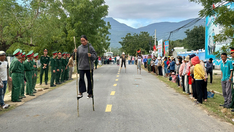 Phụ nữ Raglai xã Phước Chiến, huyện Thuận Bắc tranh tài cuộc thi đi cà kheo thu hút đông đảo người dân cổ vũ. (Ảnh: DANH TÀI)