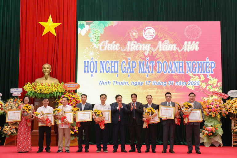 Lãnh đạo tỉnh Ninh Thuận tặng bằng khen của Chủ tịch ủy ban nhân dân tỉnh cho các doanh nghiệp, hợp tác xã, doanh nhân tiêu biểu có thành tích xuất sắc, góp phần thúc đẩy kinh tế- xã hội tỉnh Ninh Thuận phát triển trong năm 2024 (Ảnh: NGUYỄN TRUNG)