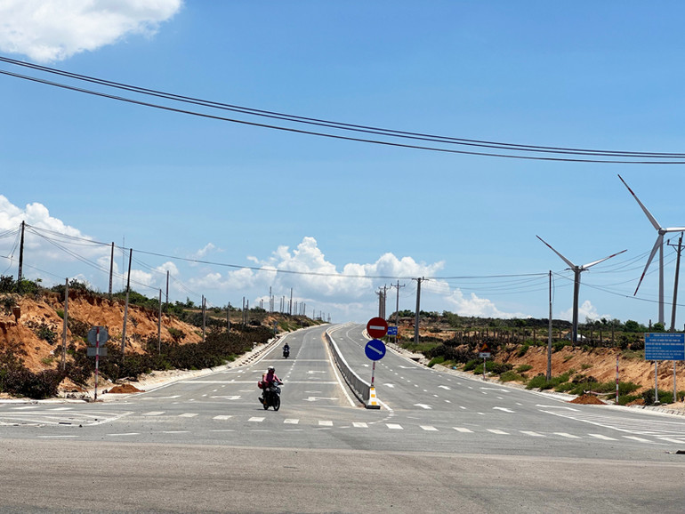 Dự án đường Văn Lâm-Sơn Hải, huyện Thuận Nam (Ninh Thuận) dự kiến hoàn thành trong quý IV/2024 tạo điều kiện thuận lợi cho giao thông kết nối với Quốc lộ 1A và đường cao tốc bắc-nam. (Ảnh: NGUYỄN TRUNG)