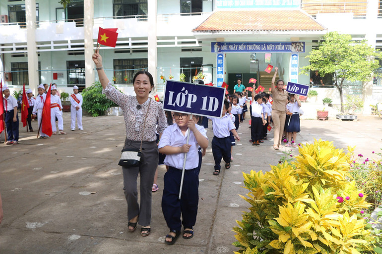 Tổng duyệt nghi thức tiếp nhận các em học sinh lớp 1 bước vào học năm học mới tại Trường Tiểu học Đài Sơn, thành phố Phan Rang-Tháp Chàm, tỉnh Ninh Thuận. (Ảnh; NGUYỄN TRUNG)