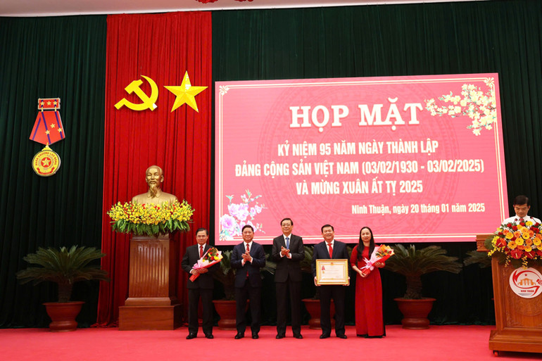 Thừa ủy quyền của Chủ tịch nước, lãnh đạo tỉnh Ninh Thuận đã trao Huân chương Lao động hạng Nhì cho tập thể Ủy ban Kiểm tra Tỉnh ủy Ninh Thuận, đã có thành tích xuất sắc trong công tác từ năm 2018 đến năm 2022, góp phần vào sự nghiệp xây dựng chủ nghĩa xã hội và bảo vệ Tổ quốc. (Ảnh: NGUYỄN TRUNG)