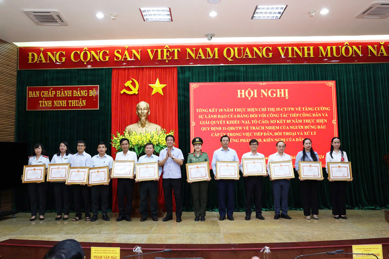 Lãnh đạo Ủy ban nhân dân tỉnh Ninh Thuận trao Bằng khen cho các tập thể, cá nhân có thành tích xuất sắc. (Ảnh: NGUYỄN TRUNG)