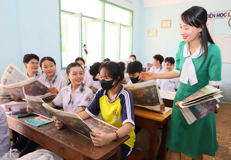 Trường Trung học phổ thông Chu Văn An (Ninh Thuận) đã sử dụng tranh panorama làm tài liệu ôn tập cho các em phần lịch sử liên quan đến “Chiến dịch Điện Biên Phủ”.