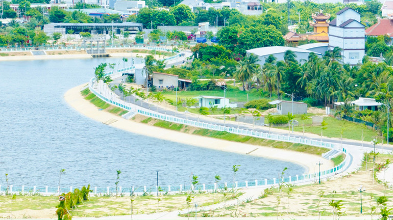 Một góc hồ điều hòa Trung tâm thành phố Phan Rang-Tháp Chàm thuộc tiểu dự án (Ảnh: NGUYỄN TRUNG)