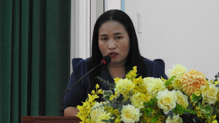 Trưởng Ban Tuyên giáo và Dân vận Tỉnh ủy Ninh Thuận báo cáo công tác triển khai tuyên truyền về Dự án xây dựng nhà máy điện hạt nhân tại Ninh Thuận trong thời gian vừa qua.