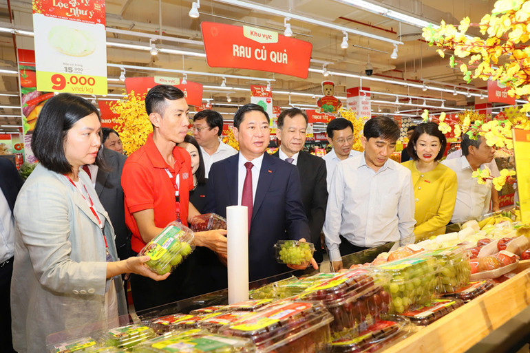 Đại biểu và người dân tỉnh Ninh Thuận tham quan các sản phẩm trưng bày tại Trung tâm thương mại GO! Ninh Thuận (Ảnh: NGUYỄN TRUNG)