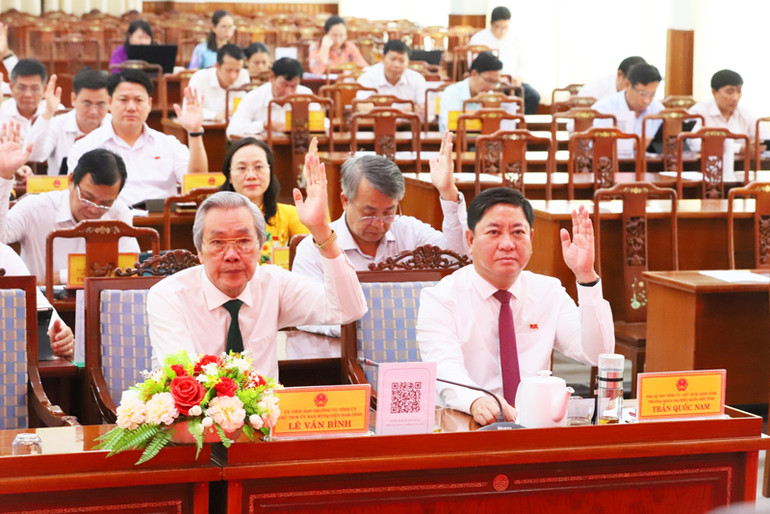 Các đại biểu biểu quyết thông qua những nghị quyết quan trọng tại kỳ họp Hội đồng nhân dân tỉnh Ninh Thuận lần thứ 18.