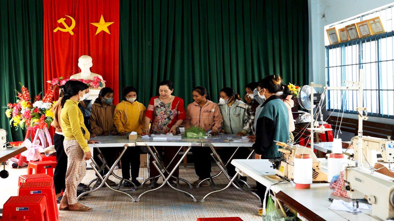 Huyện Thuận Bắc chú trọng đào tạo nghề may công nghiệp cho hàng nghìn phụ nữ đồng bào dân tộc thiểu số Raglai. Huyện Thuận Bắc chú trọng đào tạo nghề may công nghiệp cho hàng nghìn phụ nữ đồng bào dân tộc thiểu số Raglai.