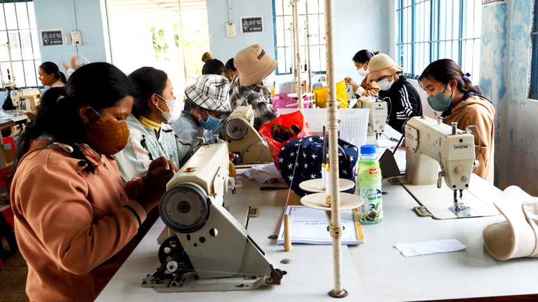 Nhiều phụ nữ dân tộc thiểu số Raglai, Chăm được doanh nghiệp ký hợp đồng lao động, thu nhập ổn định tại khu công nghiệp Du Long. Nhiều phụ nữ dân tộc thiểu số Raglai, Chăm được doanh nghiệp ký hợp đồng lao động, thu nhập ổn định tại khu công nghiệp Du Long.