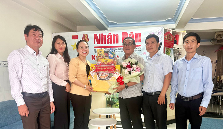 Bí thư Thành ủy thành phố Phan Rang-Tháp Chàm (Ninh Thuận) Châu Thanh Hà và Đoàn công tác tặng hoa chúc mừng Văn phòng đại diện Báo Nhân Dân tại Ninh Thuận.