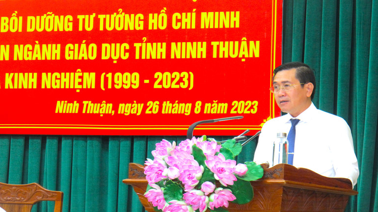 Đồng chí Phạm Văn Hậu, Phó Bí thư Thường trực Tỉnh ủy, Chủ tịch Hội đồng nhân dân tỉnh Ninh Thuận phát biểu tại hội thảo Đồng chí Phạm Văn Hậu, Phó Bí thư Thường trực Tỉnh ủy, Chủ tịch Hội đồng nhân dân tỉnh Ninh Thuận phát biểu tại hội thảo