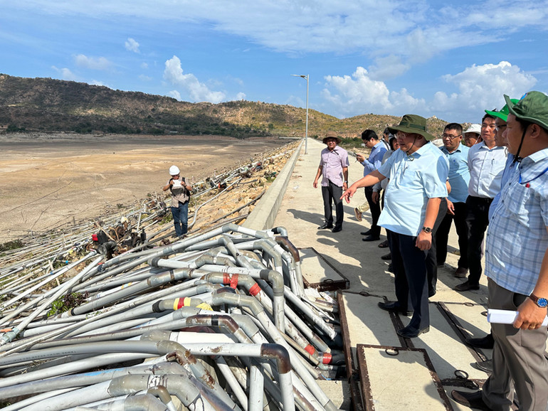 Hồ Ông Kinh, huyện Ninh Hải, tỉnh Ninh Thuận đã cạn hết nước.