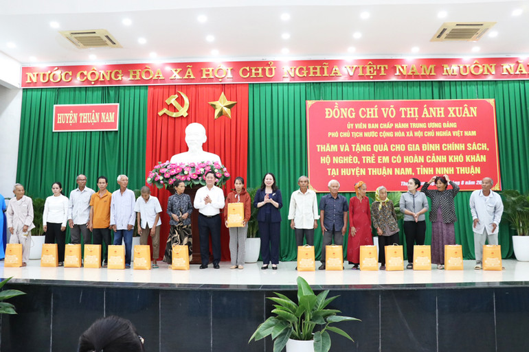 Phó Chủ tịch nước Võ Thị Ánh Xuân cùng lãnh đạo tỉnh Ninh Thuận tặng quà cho các gia đình chính sách, hộ nghèo, hộ có hoàn cảnh đặc biệt khó khăn huyện Thuận Nam. (Ảnh: NGUYỄN TRUNG) Phó Chủ tịch nước Võ Thị Ánh Xuân cùng lãnh đạo tỉnh Ninh Thuận tặng quà cho các gia đình chính sách, hộ nghèo, hộ có hoàn cảnh đặc biệt khó khăn huyện Thuận Nam. (Ảnh: NGUYỄN TRUNG)