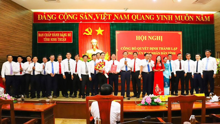 Bí thư Tỉnh ủy Ninh Thuận Nguyễn Đức Thanh trao quyết định thành lập Đảng bộ Ủy ban nhân dân tỉnh Ninh Thuận nhiệm kỳ 2020-2025. (Ảnh: NGUYỄN TRUNG)