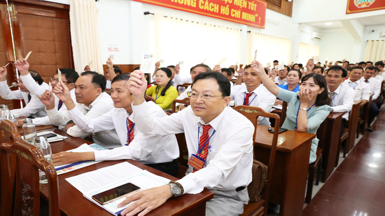 Đại biểu biểu quyết thông qua các chỉ tiêu do Đại hội nhiệm kỳ 2023-2028 đề ra.