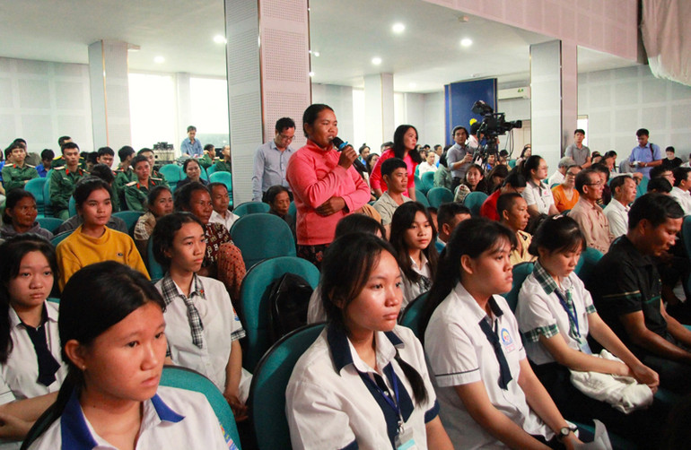 Chị Katơ Thị Nguyệt ở thôn Suối Giếng, xã Công Hải, huyện Thuận Bắc, chia sẻ tại diễn đàn với nguyện vọng được hỗ trợ xây một căn nhà để có chỗ ở ổn định, có điều kiện cải thiện đời sống. (Ảnh: NGUYỄN TRUNG)