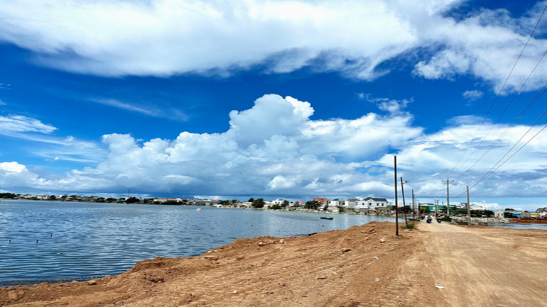 Một góc Đầm Cà Ná được nhà đầu tư thực hiện san lấp mặt bằng để xây dựng dự án