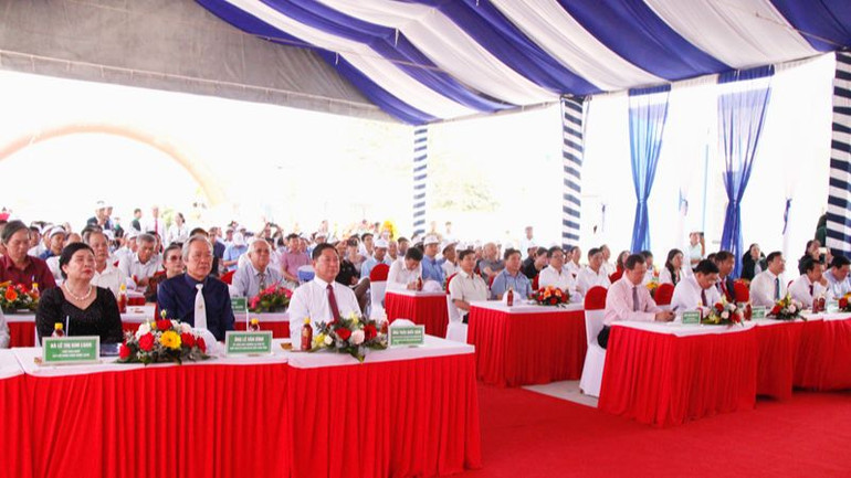 Lãnh đạo tỉnh Ninh Thuận, các sở, ngành và người dân địa phương dự buổi lễ khánh thành Lãnh đạo tỉnh Ninh Thuận, các sở, ngành và người dân địa phương dự buổi lễ khánh thành