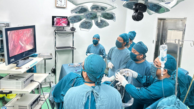 Các bác sĩ hàng đầu ngành Ngoại khoa tham gia hội nghị thực hiện ca mổ thị phạm về ngoại thận-tiết niệu cho bệnh nhân được truyền hình trực tiếp từ phòng phẫu thuật đến hội trường đang diễn ra hội nghị. (Ảnh: NGUYỄN TRUNG)