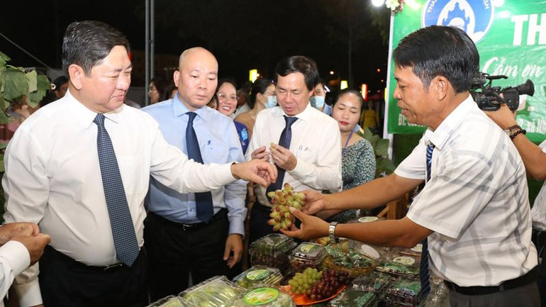 Doanh nghiệp tỉnh Ninh Thuận giới thiệu sản phẩm đặc thù, sản phẩm OCOP đến du khách. (Ảnh: NGUYỄN TRUNG)