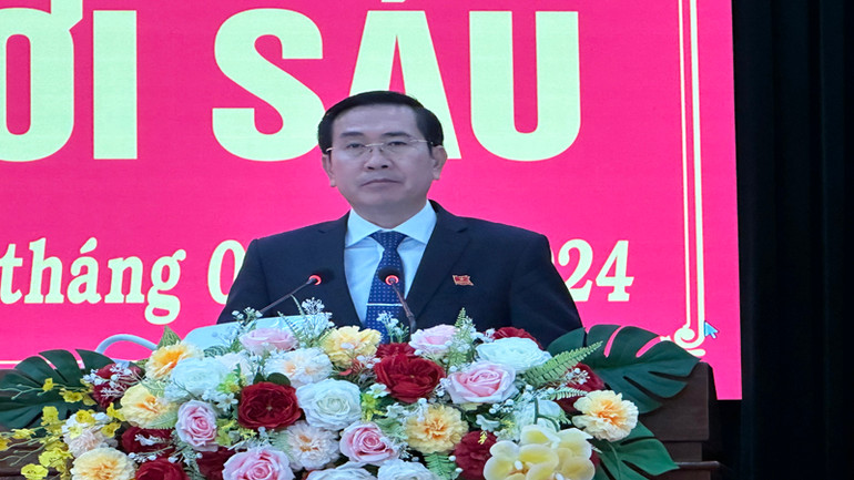 Đồng chí Phạm Văn Hậu, Phó Bí thư Thường trực Tỉnh ủy, Chủ tịch Hội đồng nhân dân tỉnh phát biểu tại kỳ họp.