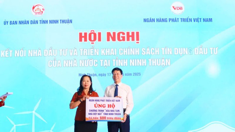 Ngân hàng Phát triển Việt Nam trao tặng số tiền 600 triệu đồng hỗ trợ chương trình “Xóa nhà tạm, nhà dột nát” tỉnh Ninh Thuận.