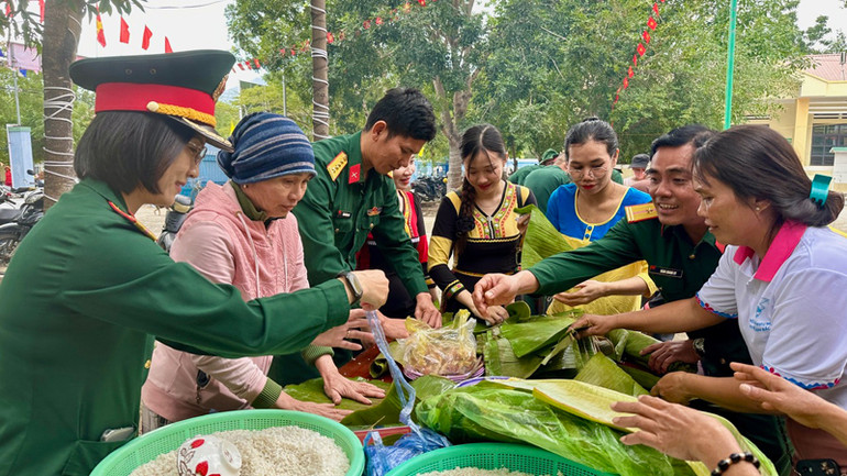 Đồng bào Raglai xã Phước Chiến, huyện Thuận Bắc tranh tài cuộc thi gói bánh chưng xanh. (Ảnh: DANH TÀI)