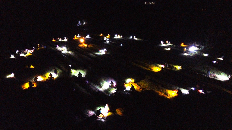 Hàng trăm lao động đội trên đầu những chiếc đèn pin tỏa ra các luống trồng để thu hoạch củ kiệu, đã tạo nên bức tranh nghệ thuật độc đáo giữa màn đêm rộng lớn trên vùng sơn cước thuộc xã Lương Sơn, huyện Ninh Sơn, tỉnh Ninh Thuận.