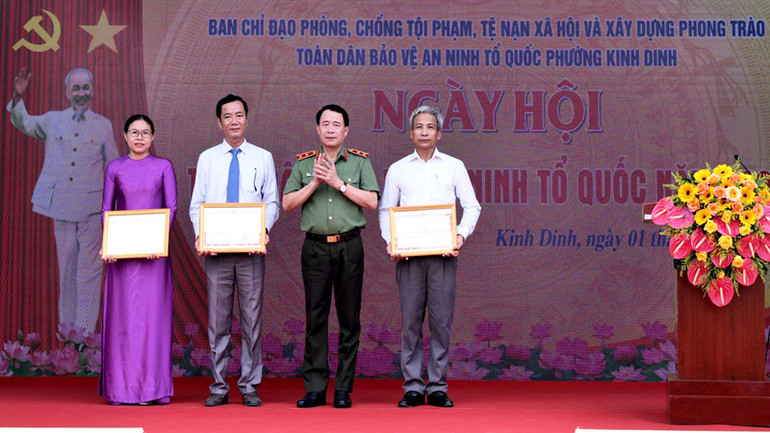 Trung tướng Lê Quốc Hùng, Ủy viên Trung ương Đảng, Thứ trưởng Công an, Trưởng Ban Chỉ đạo “Thực hiện phong trào toàn dân bảo vệ ANTQ” Trung ương tặng 20 triệu đồng cho chính quyền và nhân dân phường Kinh Dinh; trao tặng Bằng khen của Bộ Công an cho 1 tập thể, 2 cá nhân có thành tích xuất sắc trong công tác xây dựng phong trào và tổ chức Ngày hội Toàn dân bảo vệ ANTQ.