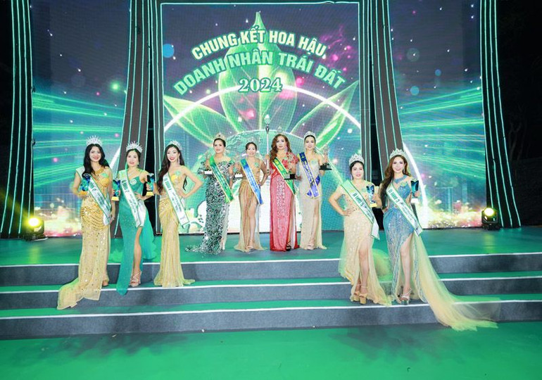 9 thí sinh đạt số điểm cao tại 3 phần thi: Trình diễn trang phục công sở, trang phục áo dài và trang phục dạ hội được chọn tiếp tục bước vào phần thi truyền tải thông điệp về việc kêu gọi mọi người cùng chung tay bảo vệ môi trường trái đất. (Ảnh: NGUYỄN TRUNG)