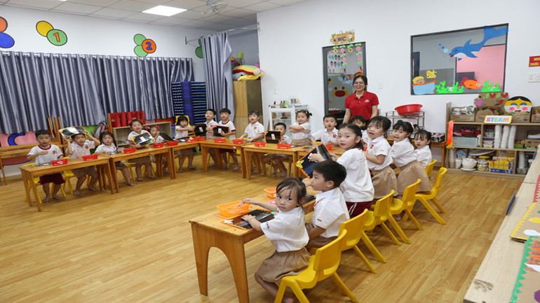 Các cháu vào buổi học đầu tiên sau Lễ khánh thành trường.