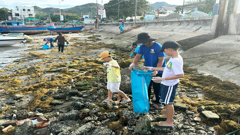 Các em học sinh tham gia thu gom rác thải vào những ngày cuối tuần.