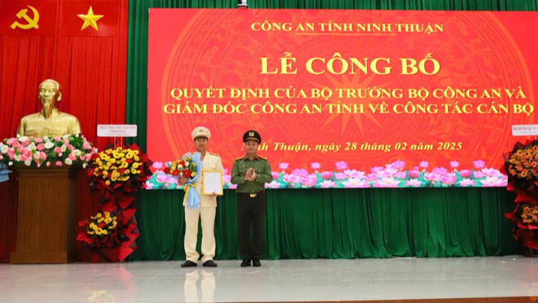 Thừa lệnh cấp trên, Đại tá Huỳnh Tấn Hạnh, Giám đốc Công an tỉnh Ninh Thuận trao quyết định của Bộ trưởng Bộ Công an về thăng cấp bậc hàm từ Thượng tá lên Đại tá cho đồng chí Lê Quang Dũng, Phó Giám đốc Công an tỉnh, biệt phái sang công tác tại Ban Nội chính Tỉnh ủy. (Ảnh: NGUYỄN TRUNG) Thừa lệnh cấp trên, Đại tá Huỳnh Tấn Hạnh, Giám đốc Công an tỉnh Ninh Thuận trao quyết định của Bộ trưởng Bộ Công an về thăng cấp bậc hàm từ Thượng tá lên Đại tá cho đồng chí Lê Quang Dũng, Phó Giám đốc Công an tỉnh, biệt phái sang công tác tại Ban Nội chính Tỉnh ủy. (Ảnh: NGUYỄN TRUNG)