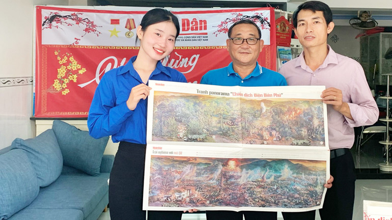 Thầy giáo Lê Xuân Đài, Bí thư Đoàn trường THPT Lê Duẫn, thôn Nha Hố, xã Nhơn Sơn, huyện Ninh Sơn cùng học sinh vượt hơn 50km đi đến Văn phòng đại diện Báo Nhân Dân tại Ninh Thuận để nhận phụ san tranh panorama “Chiến dịch Điện Biên Phủ”.