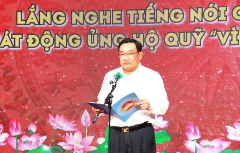 Phó Chủ tịch Ủy ban nhân dân tỉnh Ninh Thuận Trịnh Minh Hoàng phát biểu ghi nhận và cảm ơn sự đồng hành của các tổ chức, doanh nghiệp cùng với tỉnh Ninh Thuận trong hỗ trợ cho người nghèo tại địa phương vượt khó và vươn lên ổn định đời sống. (Ảnh: NGUYỄN TRUNG)