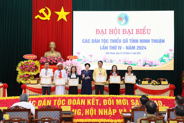 Thứ trưởng, Phó Chủ nhiệm Ủy ban Dân tộc Nông Thị Hà đã trao Bằng khen của Bộ trưởng, Chủ nhiệm Ủy ban Dân tộc cho các tập thể và cá nhân có thành tích xuất sắc trong thực hiện công tác dân tộc và chính sách dân tộc của Đảng, Nhà nước.