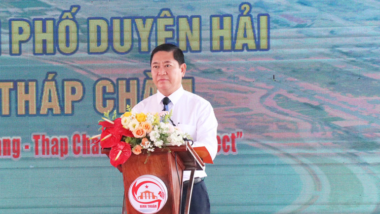 Chủ tịch Ủy ban nhân dân tỉnh Ninh Thuận Trần Quốc Nam phát biểu tại buổi lễ. (Ảnh: NGUYỄN TRUNG)